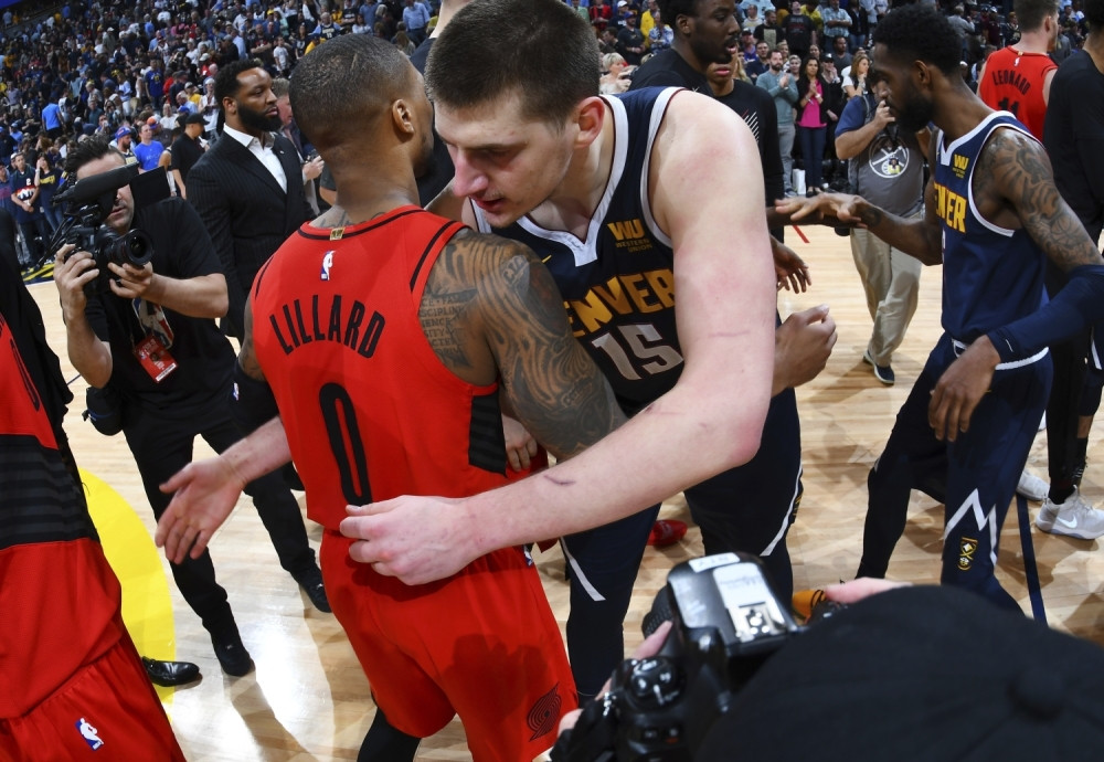 Američki novinar pokušao da ismeje Jokića, ali je usledila brutalna reakcija NBA zvezde (VIDEO)