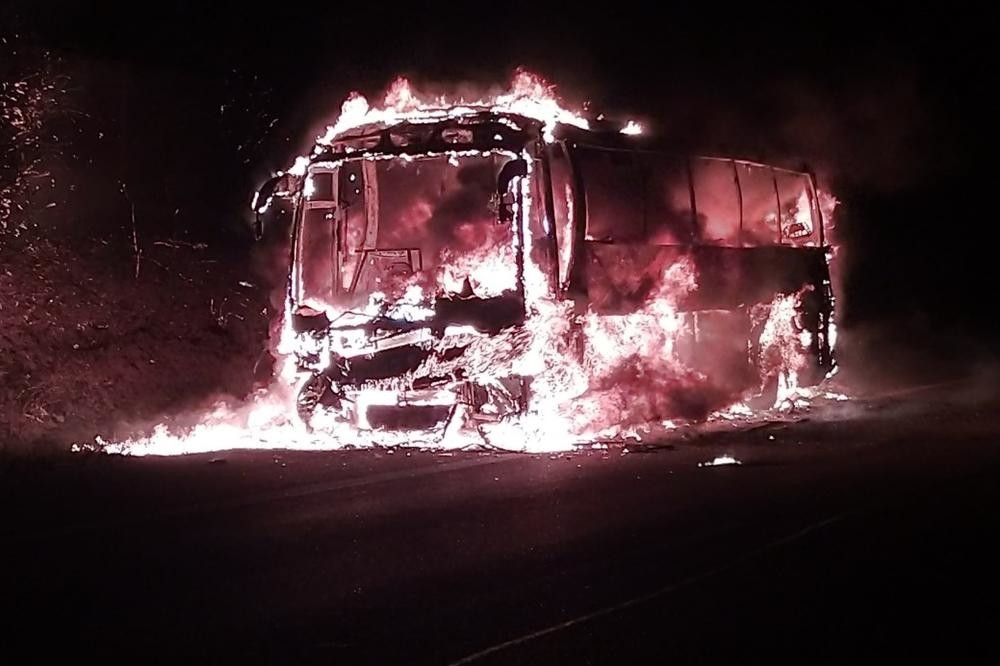 Autobus se upalio usred vožnje, slike iz pakla na mestu nesreće! (FOTO)