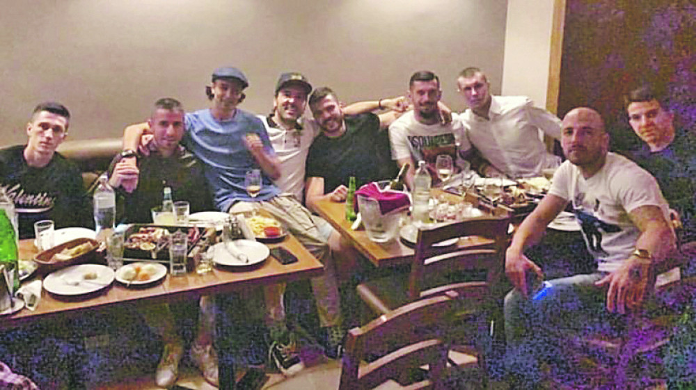 Crno-beli raspevani u slavlju posle derbija: "Lijte kiše, ’ladne vode, Zvezda ode, Zvezda ode"