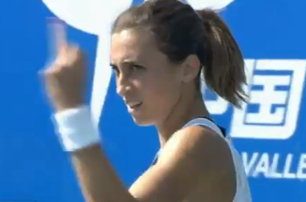 Hrvatica poludela od besa pa pokazala srednji prst srpskom treneru (VIDEO)