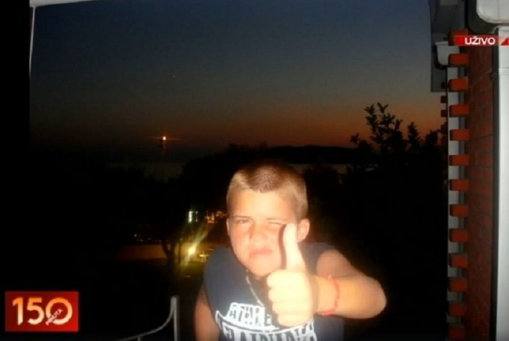 Bolna scena na bežanijskom groblju! Sahranjen Vuk Erceg, drugarica iz škole počela da čita, a onda su svi zaplakali: Bila je ideja da odrastamo zajedno!