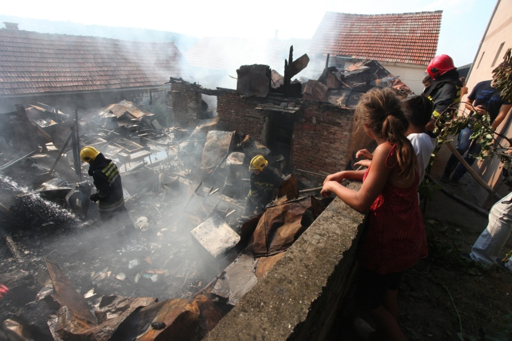 Vatrogasci ugasili požar u kući, a onda su ugledali stravičnu scenu!