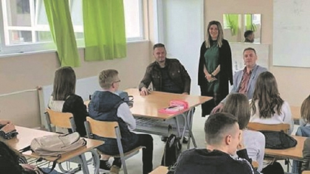 Ono što smo zabeležili u srpskoj školi neće vas ostaviti ravnodušnim! Dva profesora drže čas - Ovako nešto se ne pamti!