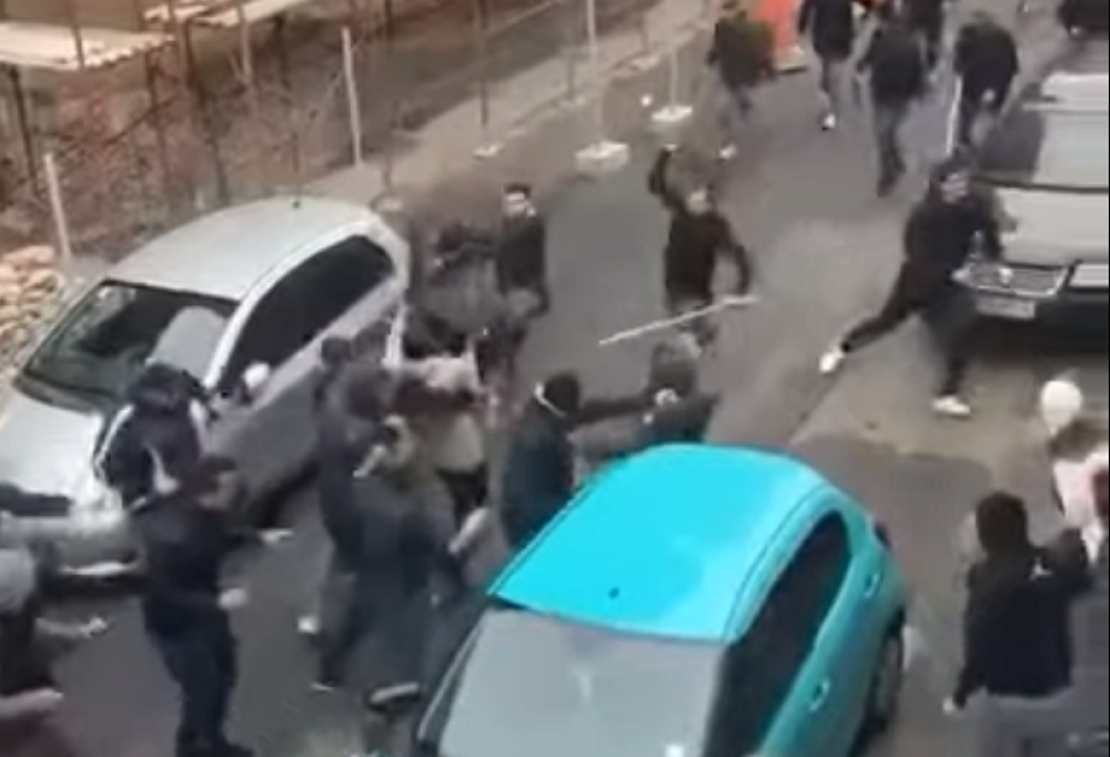 Letele štangle, stolice, kamenice - Osvanuo snimak sukoba zaraćenih navijačkih grupa (VIDEO)