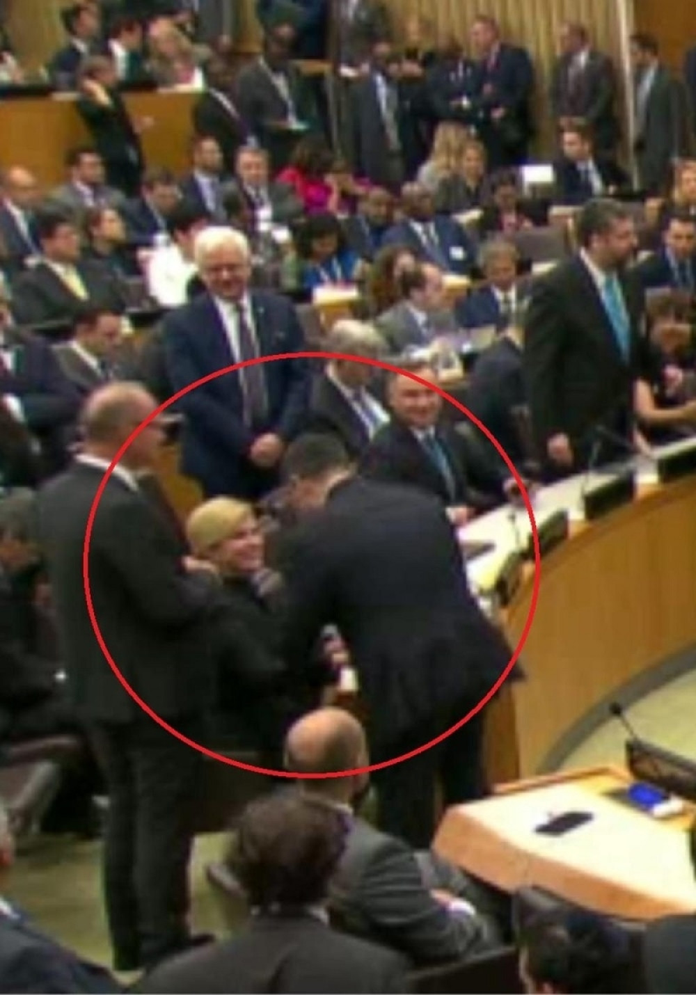 Kolinda pevala u zgradi UN u Njujorku, ali je niko ne sluša. Svi gledaju samo u jedno! (VIDEO)