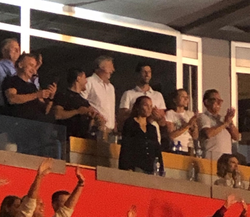 Raspoloženi Đoković večeras zapevao pred hiljadama ljudi, ovo je bio povod (FOTO)