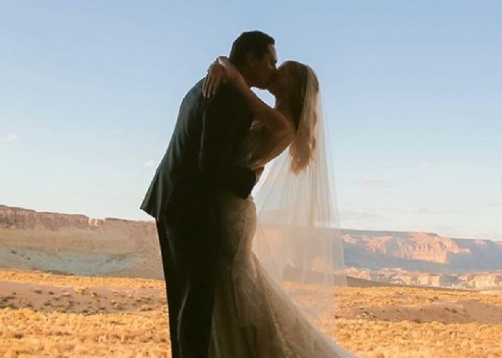 Oženio se najpoznatiji di-džej na svetu! Ostaćete bez daha kada vidite gde je napravio svadbu! (FOTO)