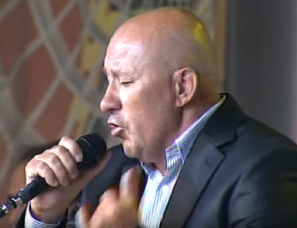 Jeziva ispovest pevača kog je pčela ujela za krajnik u Šarenici! Uletela mu u usta, pokušao da je iskašlje, kamera sve snimila!