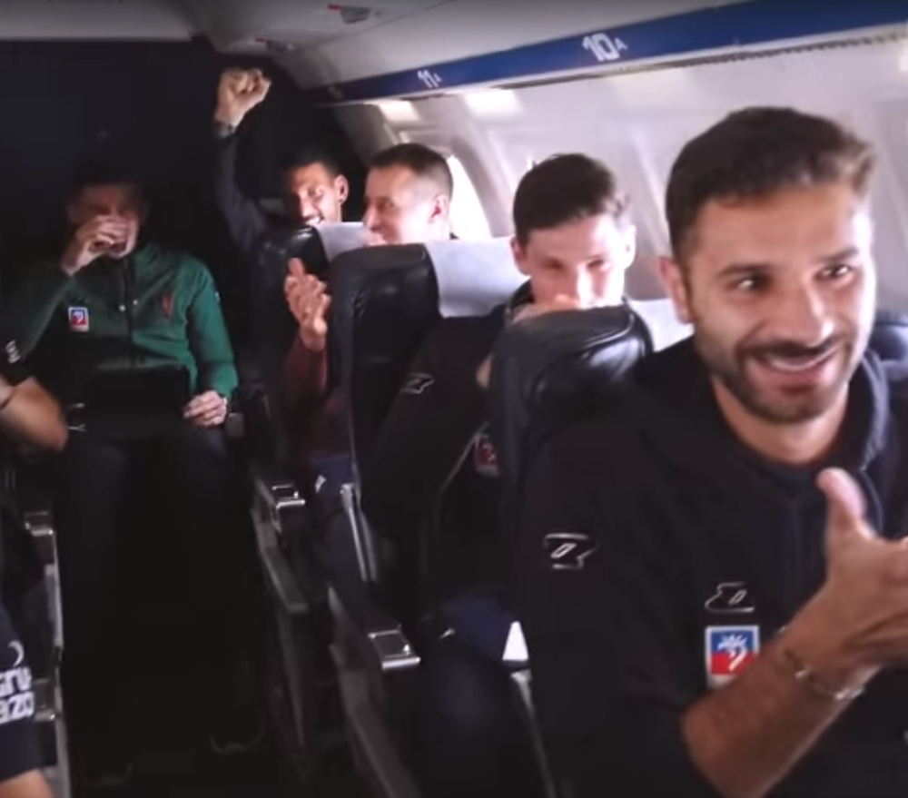 Tokom leta saznao za poziv u reprezentaciju, a onda u AVIONU nastao TOTALNI HAOS! (VIDEO)