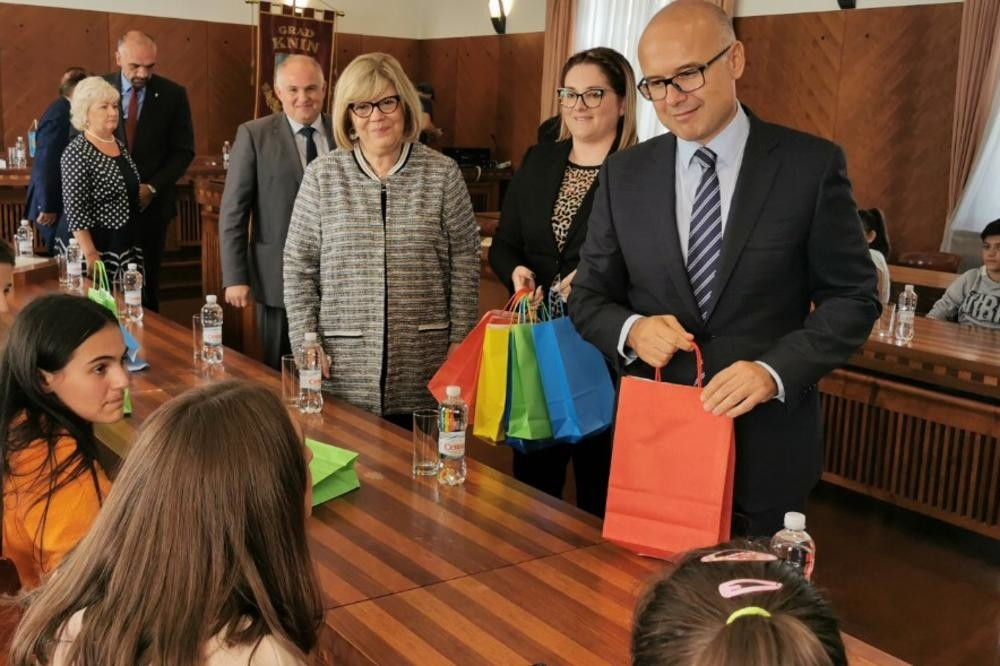 Gradonačelnik Novog Sada deci podelio specijalne poklone