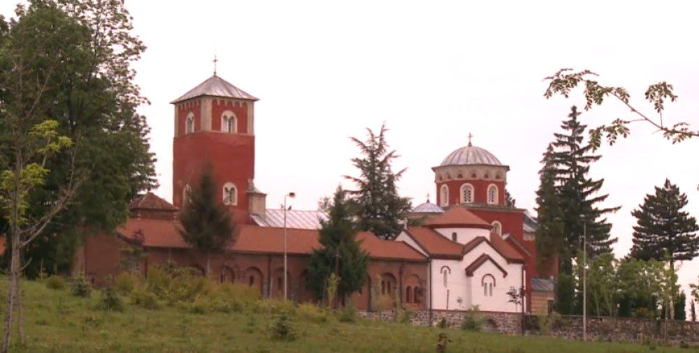 Zaraženo 17 sestara i sveštenik!