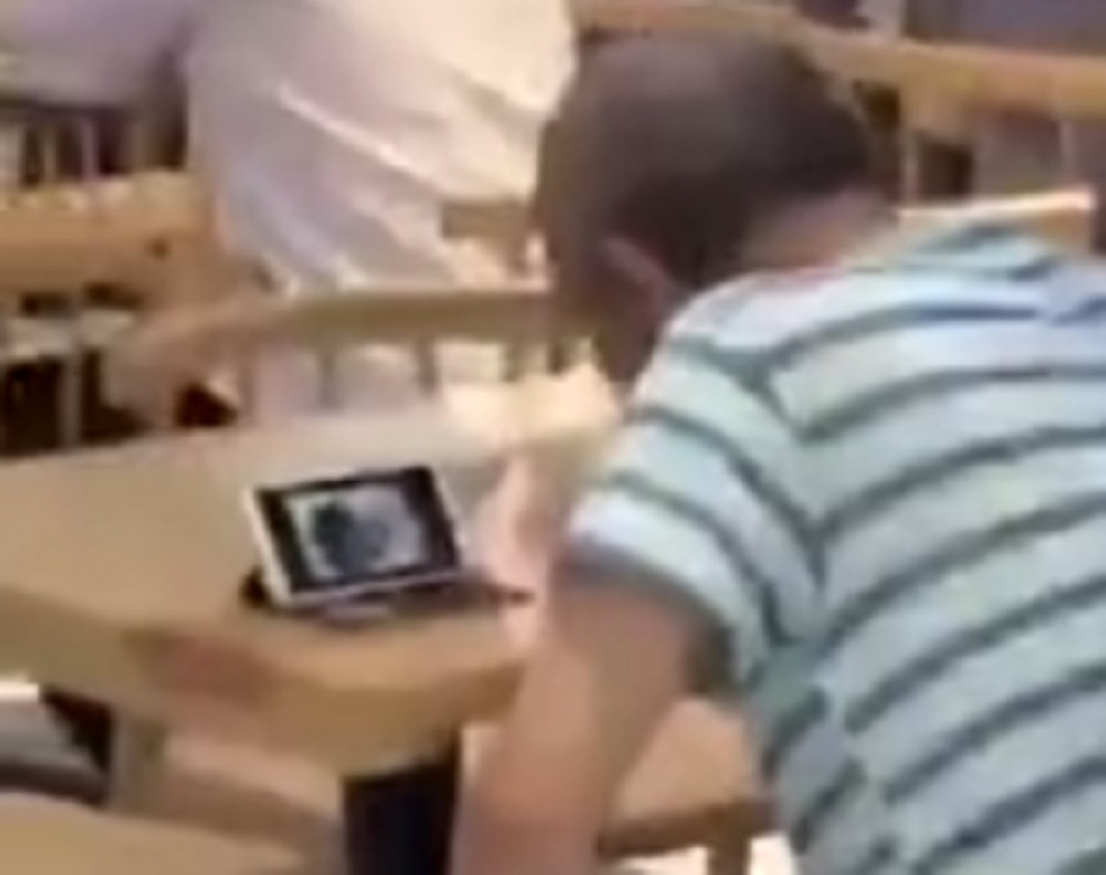 Starac seo u restoran i uz jelo uživao u snimku. Kada su ostali shvatili šta gleda, zgadili su se! Bolje da ne zumirate (VIDEO)