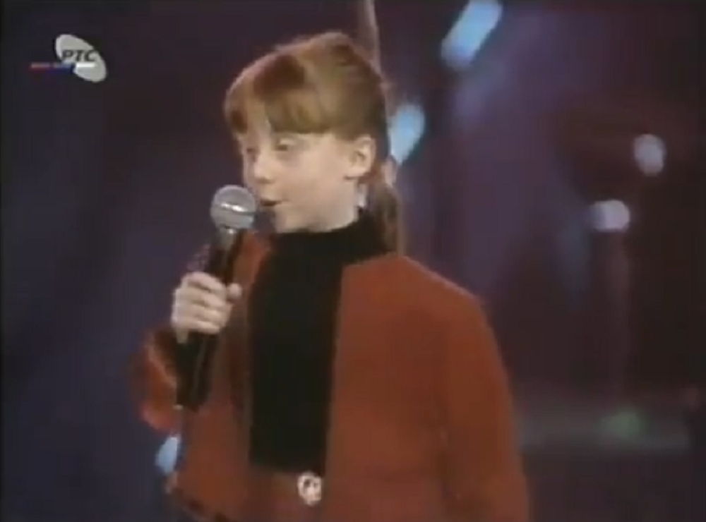 Sećate li se riđokose devojčice koja je pevala sa Čolom? Evo kako ona danas izgleda i čime se bavi! (FOTO)