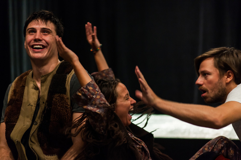 Atelje 212 premijera: Noževi u kokoškama