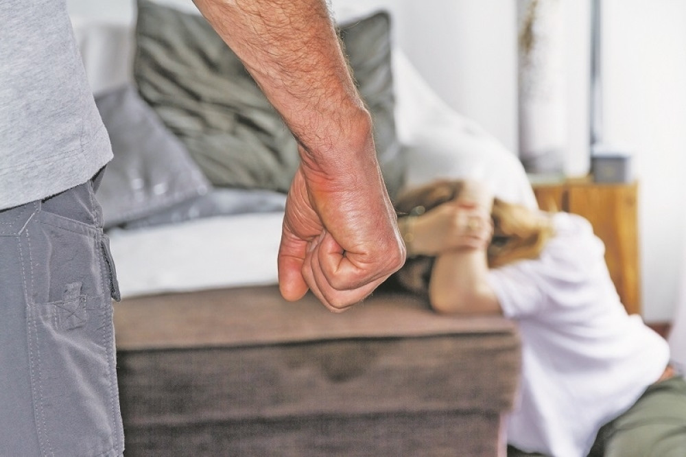 Gušio oca pred sedmogodišnjim detetom, a sudija zaprepastio prisutne zaključkom!