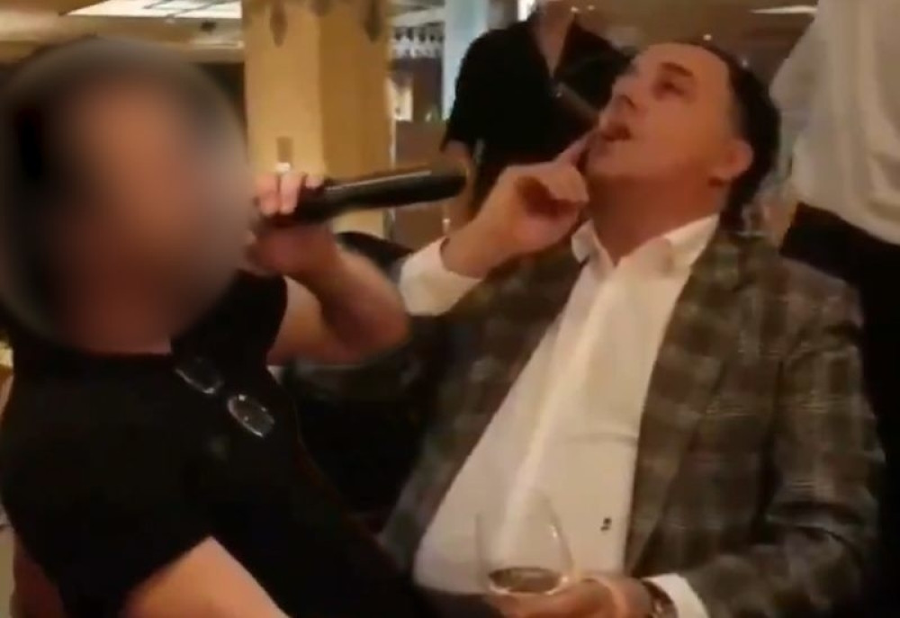 Na uvce mu peva naš poznati pevač, pije se i peva... E on baš zna da ga živi!