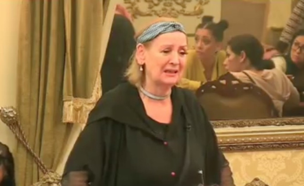 Lepa Lukić (80) viđena s maskom na licu kako igra poker!