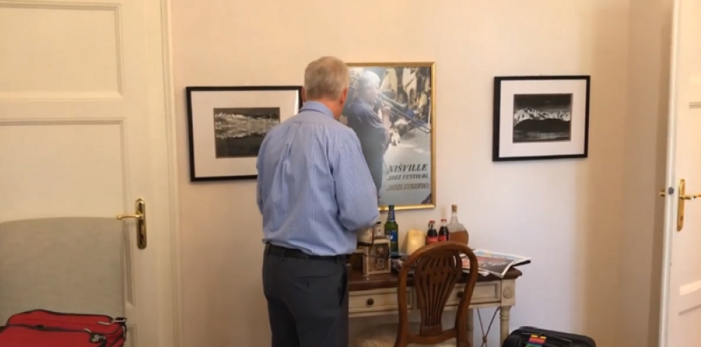 U rukama poneo kajmak i šljivovicu, a Srbima poslao jaku oproštajnu poruku! (VIDEO)