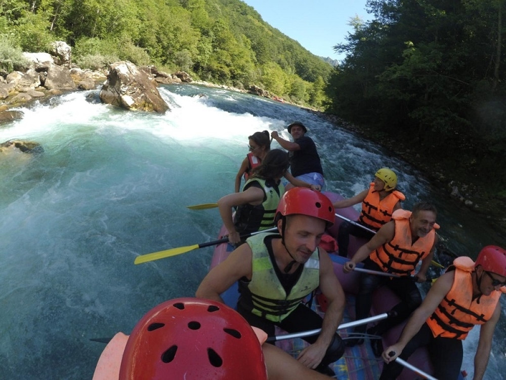 Zapevao pesmu folkera koju svi obožavaju - nastalo totalno ludilo na raftingu! (VIDEO)