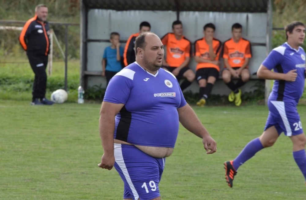 Ovaj fudbaler postao je hit zbog svoje težine sa kojom nastupa, a kažu da ima dobru tehniku! (FOTO)