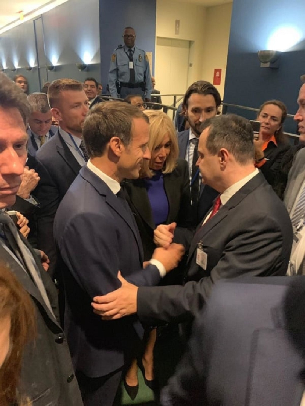 Ivica zastao sa Makronom na hodniku, a onda je prišla Brižit! Stegao je za ruku, uputio pogled, pa učinio nesvakidašnji potez!