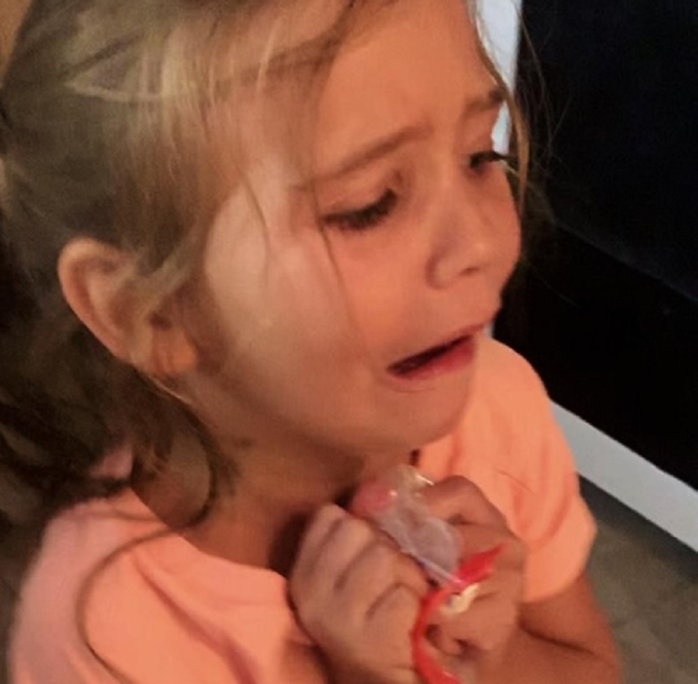 Devojčica je u besu bacila, a onda je majka kaznila za primer. Pohvalila se na Fejsu kako ju je naučila pameti (FOTO)