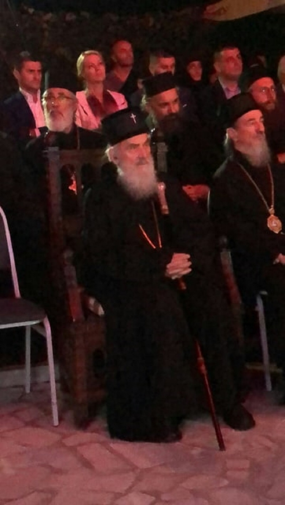 Patrijarh Irinej stigao u manastir, hiljade vernika se okuplja da ga vidi! Srpska crkva slavi veliki jubilej! (FOTO)