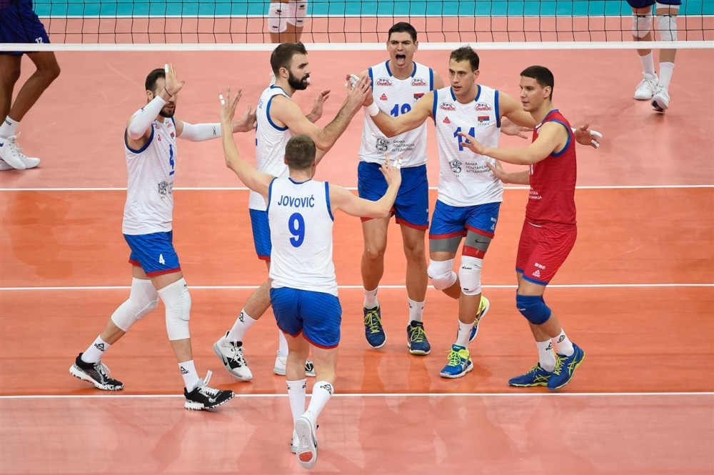 Spektakl, čas odbojke usred Pariza! Francuzi na kolenima, Srbija ide u finale! (FOTO)