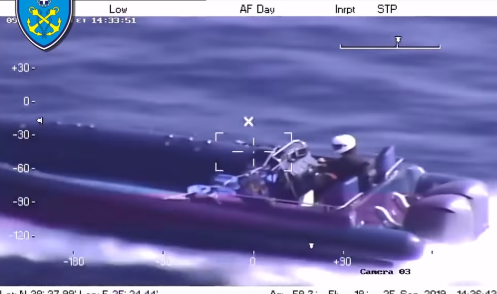 Snajperom gađali pravo u gliser pun droge! Dileri nisu imali kud, bacali sve u vodu (VIDEO)