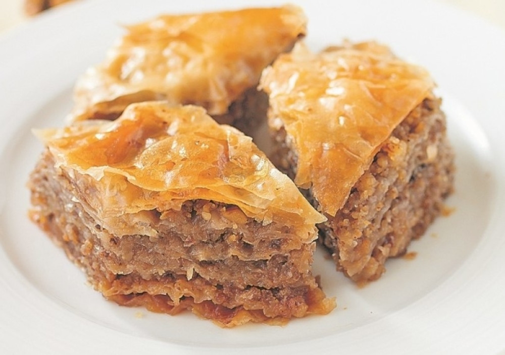 Lažna baklava zalivena sirupom! Divan ukus kolača punog oraha učiniće da zaboravite na druge recepte!