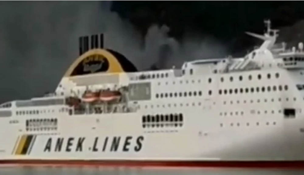 Putnici nestali u crnom dimu, gori trajekt u grčkom letovalištu! Vatra guta brod! (VIDEO)