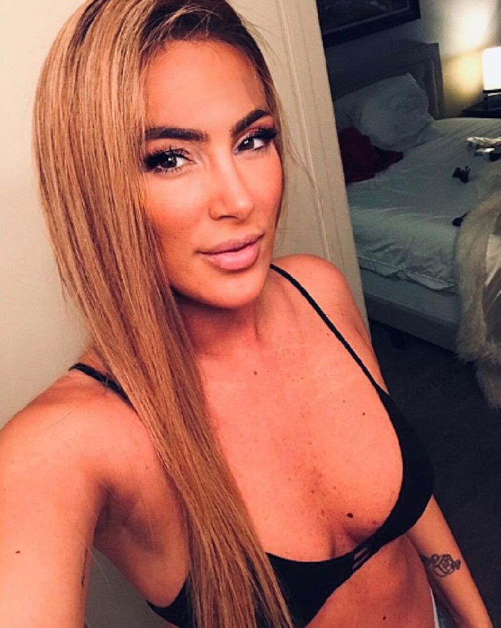 Senidah skratila dugu plavu kosu, pa se ofarbala u crno! Kada vidite kako sada izgleda ostaćete u čudu (FOTO)