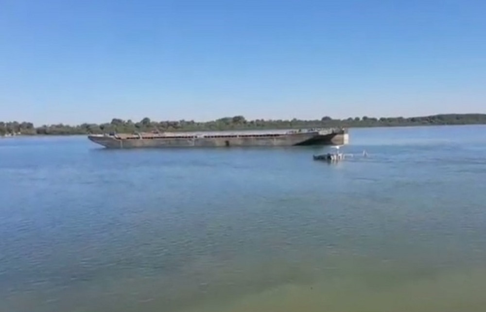 Građani pretrnuti od straha gledali šta pluta Dunavom! Udario u baržu! Ribari spasavali posadu!