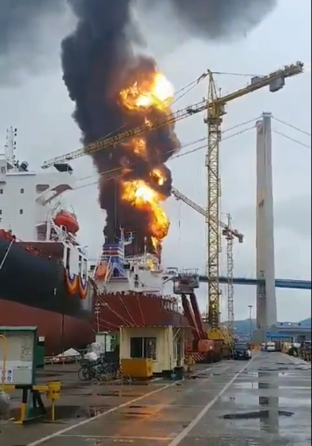 Eksplozija na brodu, vatra šiklja u nebo, jezive scene u luci! (VIDEO)