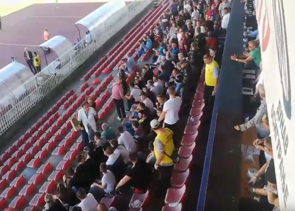 Publika oterala momka i devojku sa tribine, a razlog je apsolutno neverovatan! Ovo ne sme da se dešava (VIDEO)