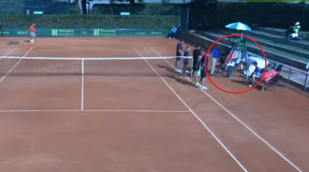 Teniser otišao do toaleta, a sudija sišao na teren i napravio skandalozan potez (VIDEO)