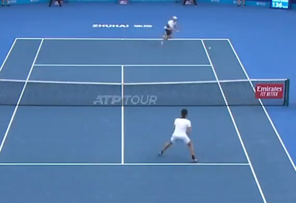 Čoveče, kako si ovo izveo?! Magija italijanskog tenisera koja prkosi zakonima fizike! (VIDEO)