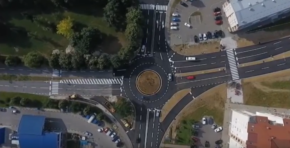 Ko ima prvenstvo prolaza na ovom kružnom toku? Ni najbolji ne mogu lako da se snađu