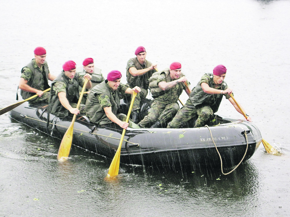 Fotografije naše Kopnene vojske - Po neprekidnoj kiši i jakim pljuskovima vojnici testiraju granice izdržljivosti! (FOTO)