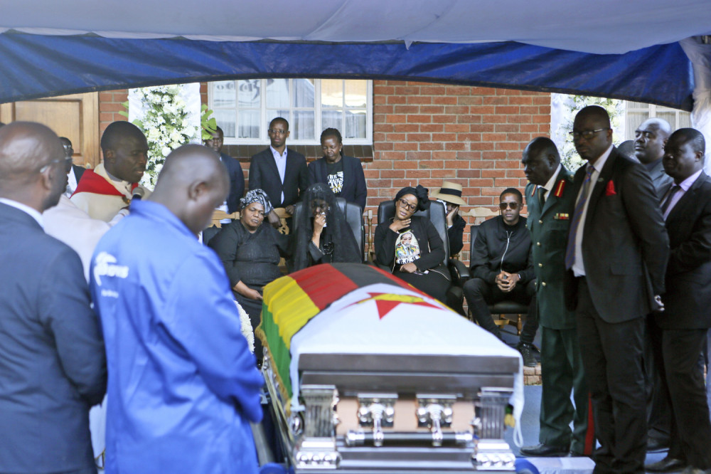 Sahranjen Robert Mugabe. "Mučitelji" mu ukinuli posmrtne počasti (FOTO)