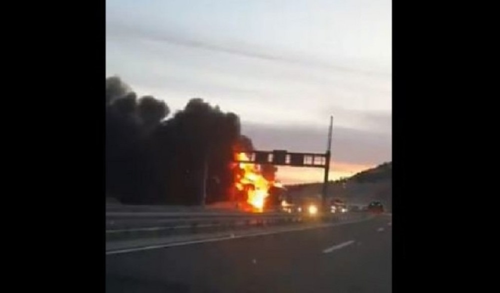 Gori kamion! Zapaljeni delovi lete po putu! Sve ekipe na terenu, borba sa jakim požarom u toku!