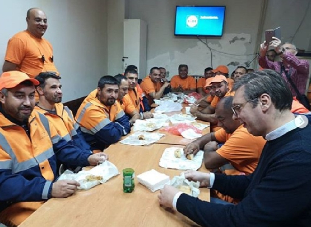 Vučić u ponoć odneo burek radnicima JKP Gradska čistoća, a onda se prostorijom prolomio aplauz!