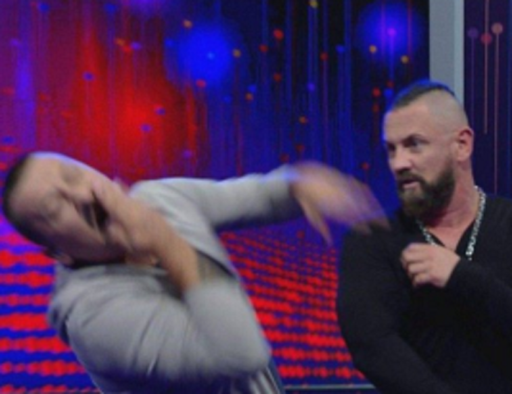 Incident na snimanju emisije! Gost udario voditelja pesnicom u glavu, razvalio ga posred face! (VIDEO)