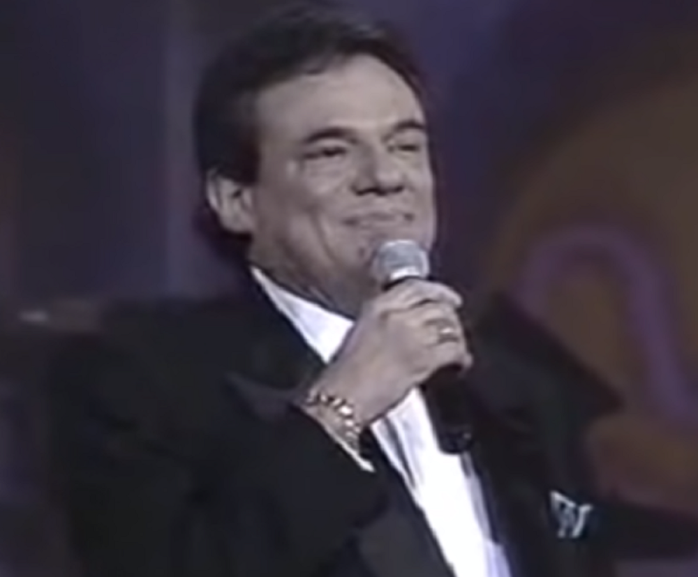 Preminuo legendarni pevač! Njegove pesme će pamtiti sve generacije!