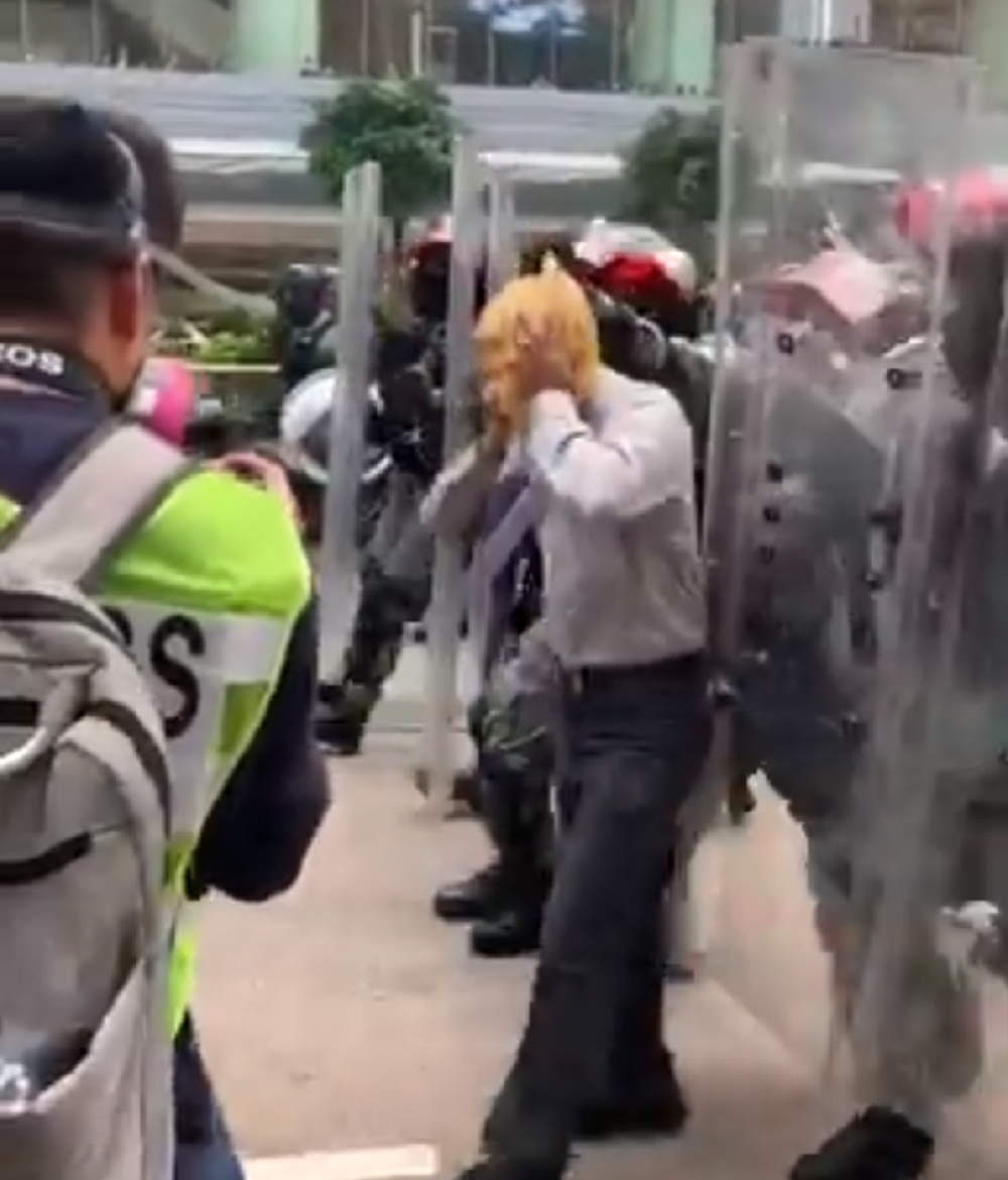 Stao ispred policijskog kordona! Najpre su ga gurali, a onda uhvatili za glavu i počeli da pendreče!