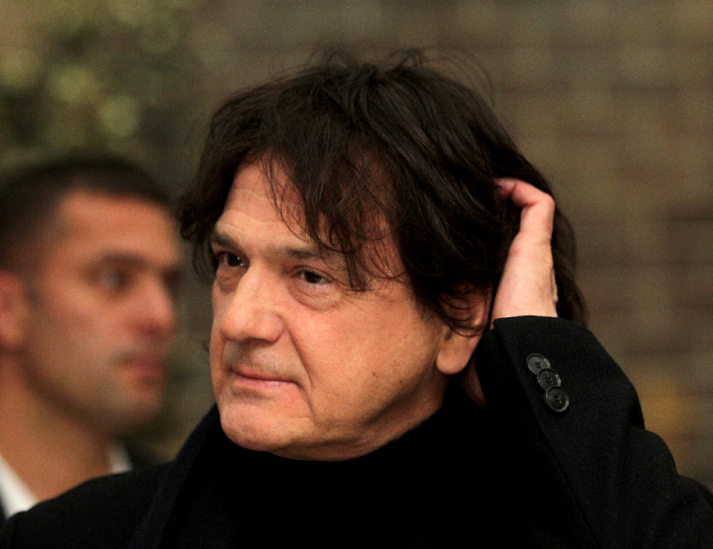 Ovo je rođeni brat Zdravka Čolića! Mnogi ne znaju za njega, a nećete verovati šta prodaje u centru Beograda!