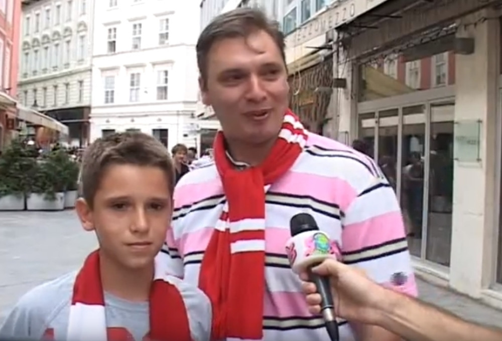 Novinar na ulici prišao Vučiću i njegovom sinu. Pitao ih šta će biti, a Danilo jednom rečenicom zasmejao i oca i reportera! (FOTO)