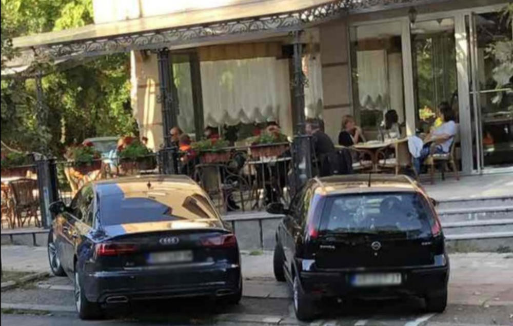 Bačena bomba na auto vlasnika poslastičarnice u Aranđelovcu! Meštani otkrili nešto čudno! (FOTO)