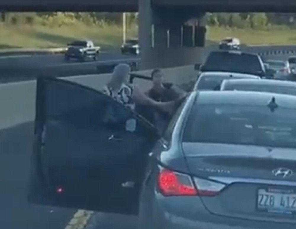 Autom češale jedna drugu, pa izletele da se obračunaju! Nijedan muškarac ne sme da se umeša, ona najmanja je najopasnija (VIDEO)