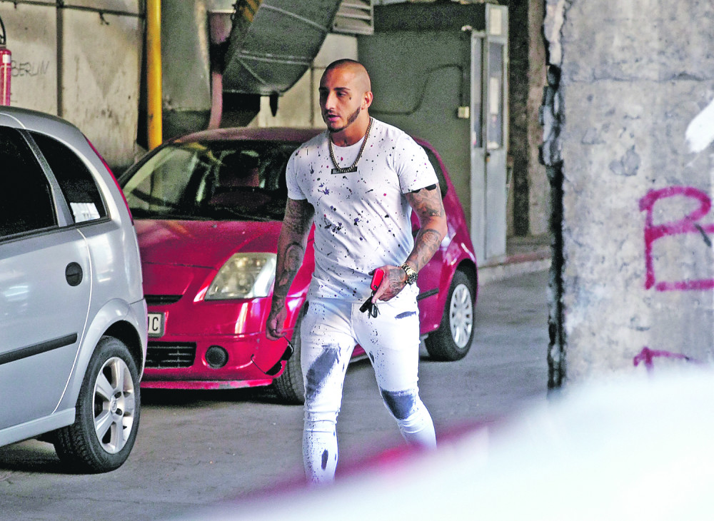 Uhvatili smo Vuka Moba u luksuznom automobilu! Staće vam dah kada vidite šta vozi! (FOTO)